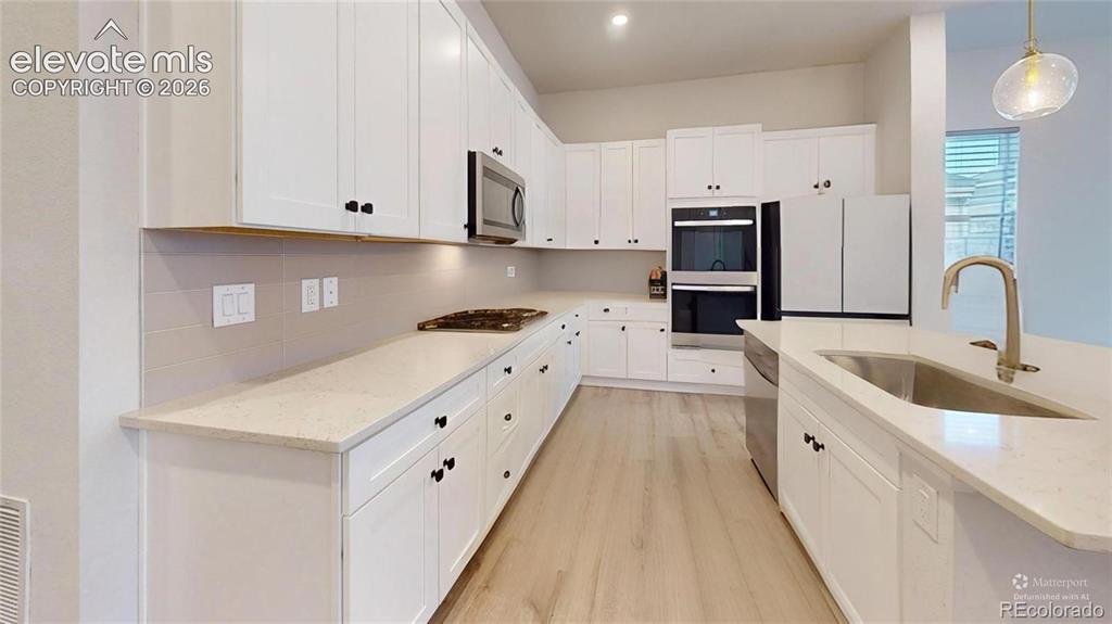 Image 9 of 30: Kitchen