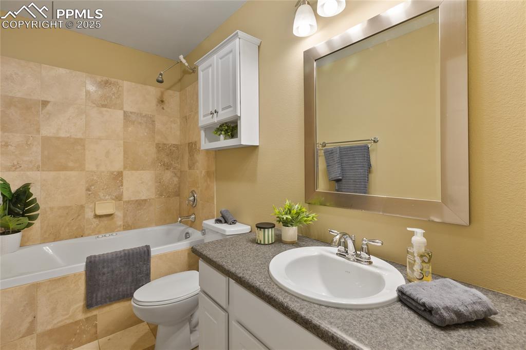 Image 17 of 27: The full bathroom is nicely finished and has lots of room!