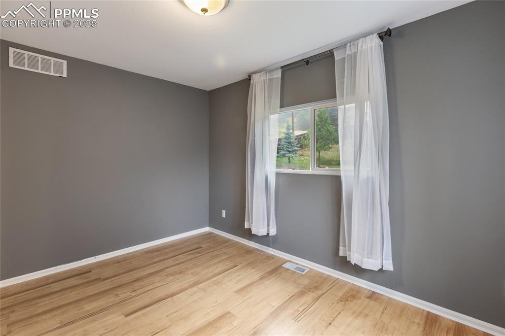Image 19 of 27: Also with big windows for more light and views