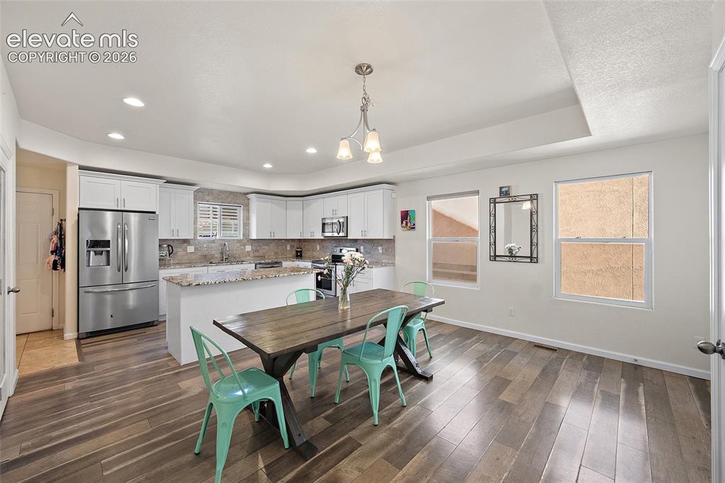 Image 14 of 50: Dining Area