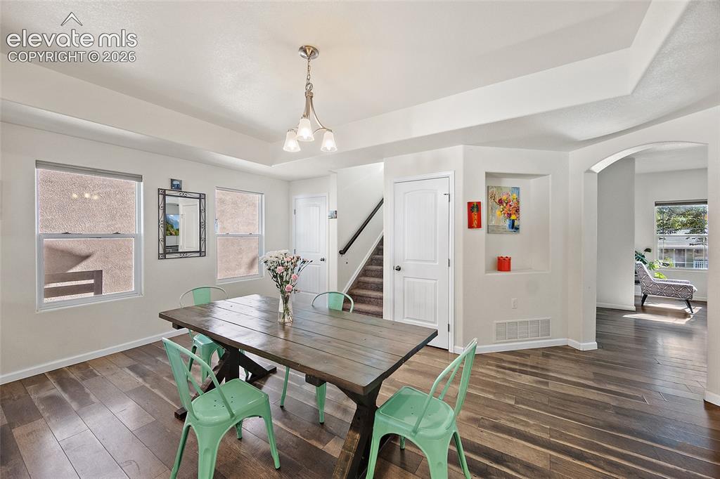 Image 16 of 50: Dining Area