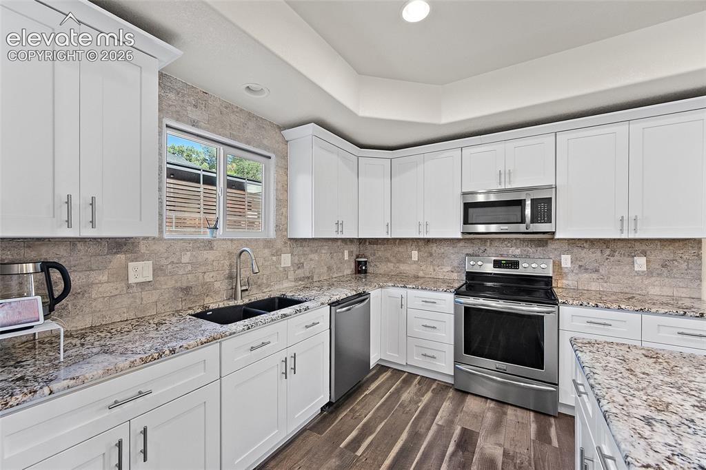 Image 18 of 50: Kitchen