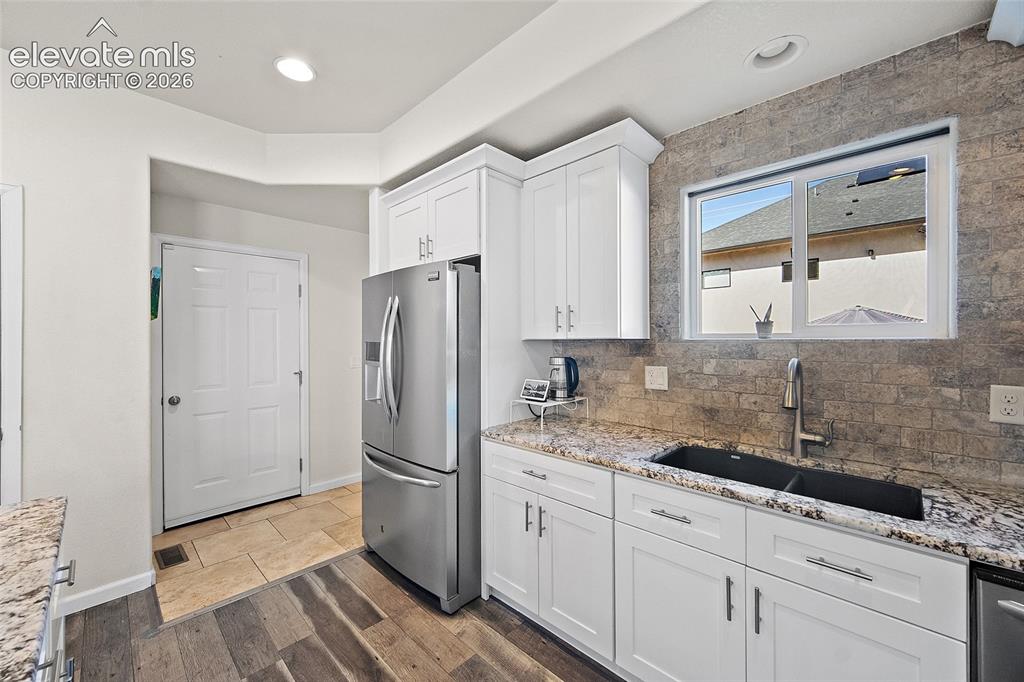 Image 19 of 50: Kitchen