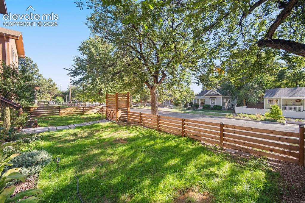 Image 8 of 50: Yard