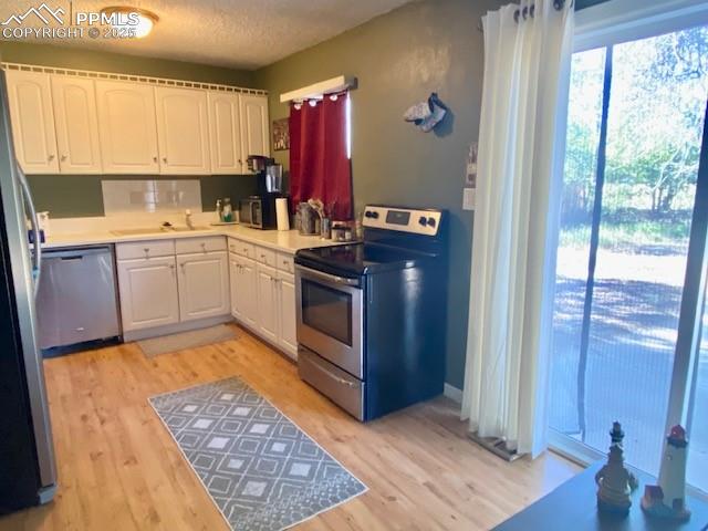 Image 10 of 28: Kitchen