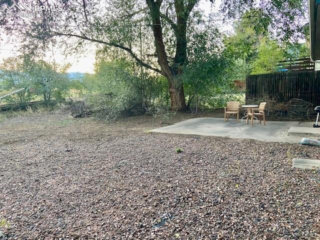 Image 27 of 28: Yard