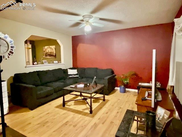 Image 5 of 28: Entry Living Room