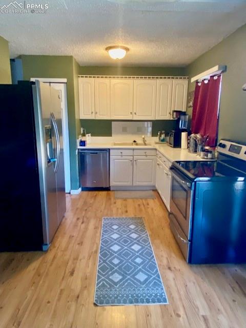 Image 9 of 28: Kitchen