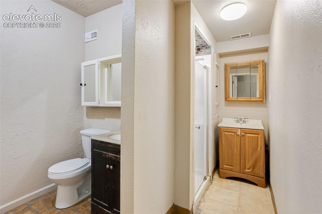 Image 31 of 49: Bathroom