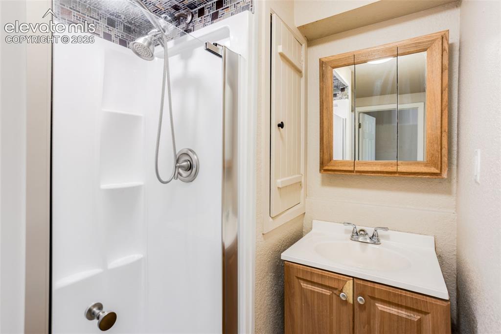 Image 32 of 49: Bathroom