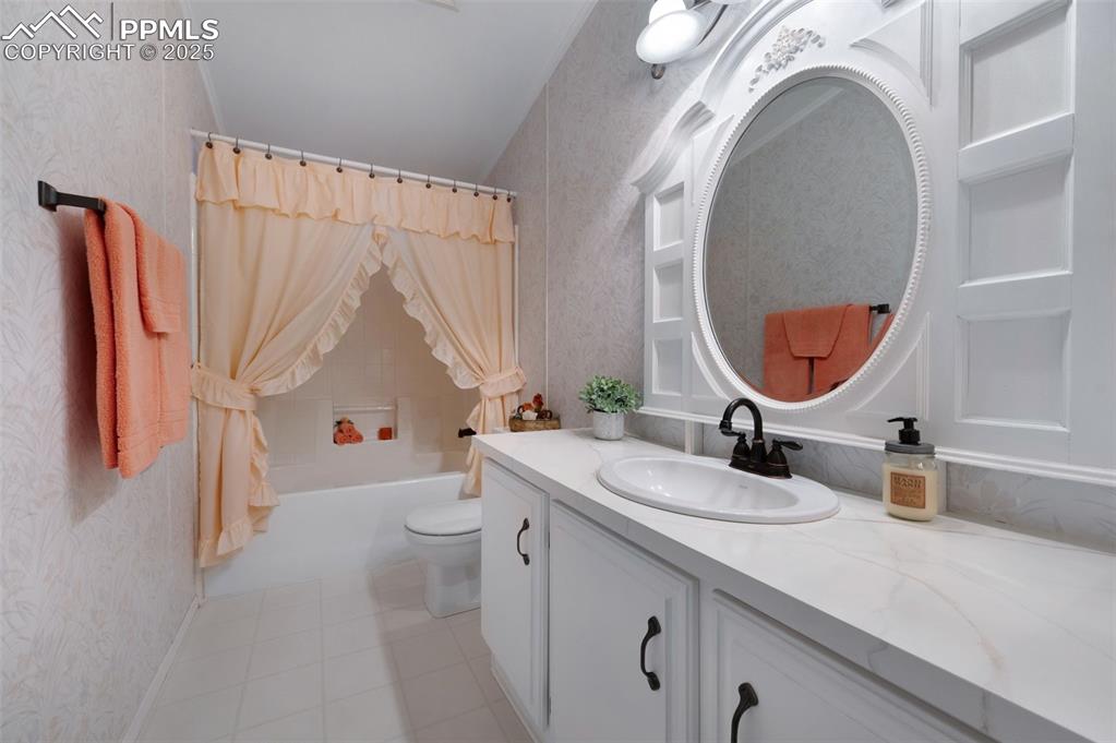 Image 14 of 25: Bathroom