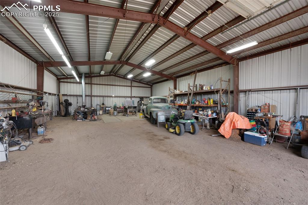 Image 18 of 25: Garage