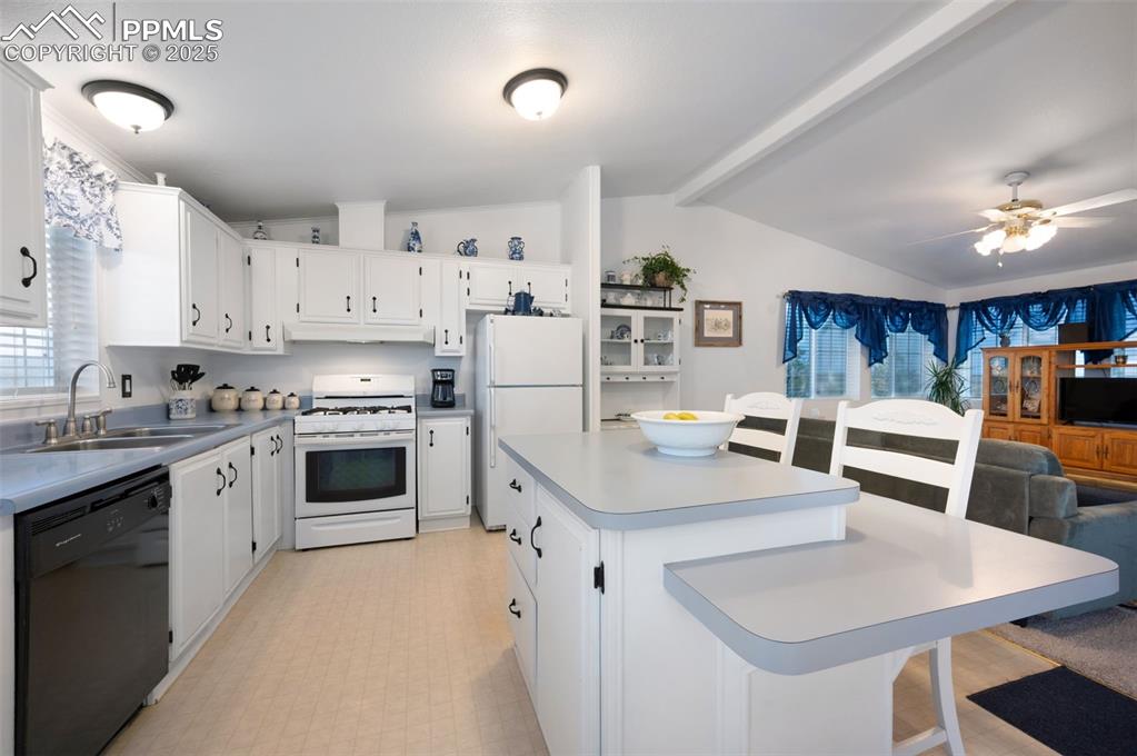 Image 3 of 25: Kitchen