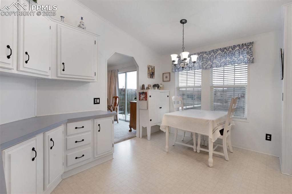 Image 4 of 25: Kitchen