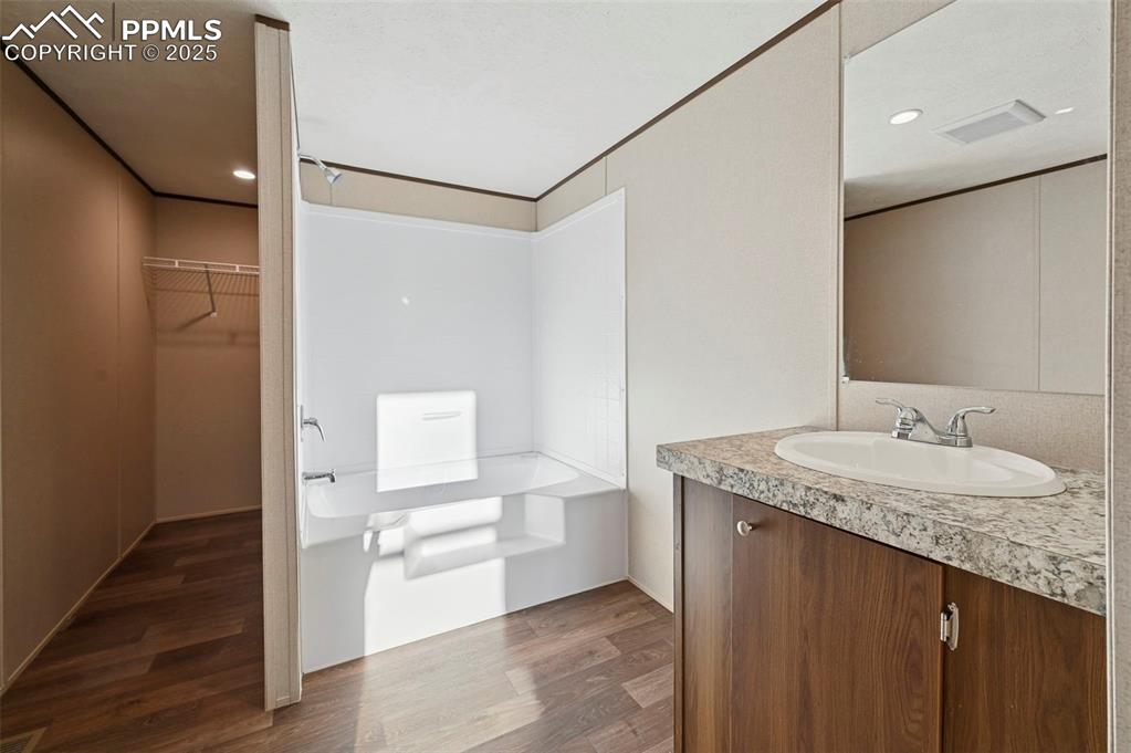 Image 11 of 23: Bathroom