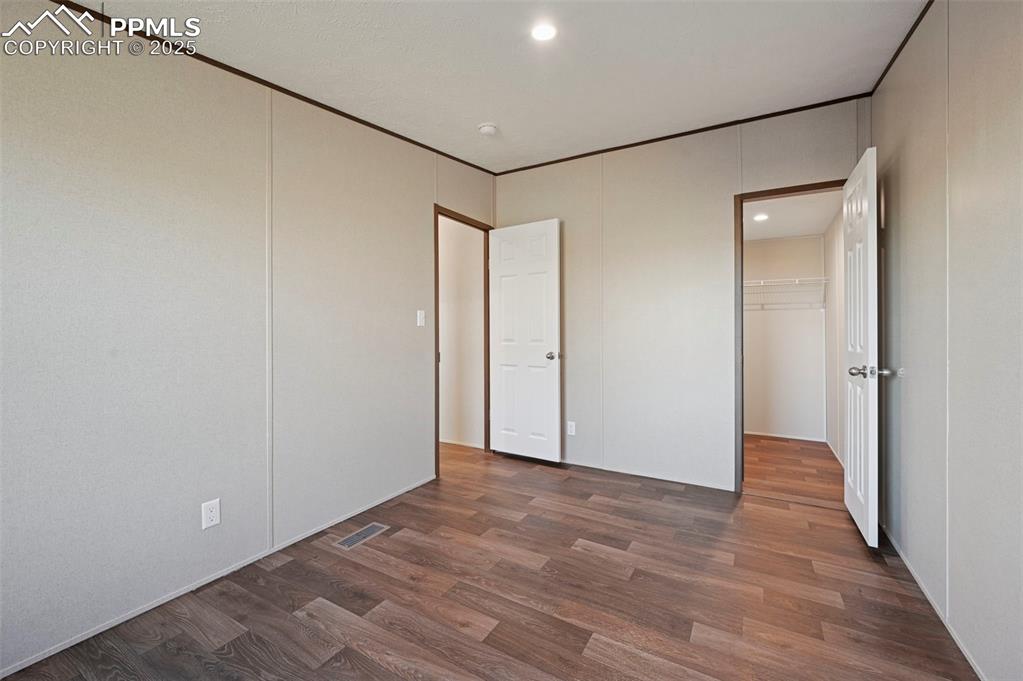 Image 16 of 23: Bedroom