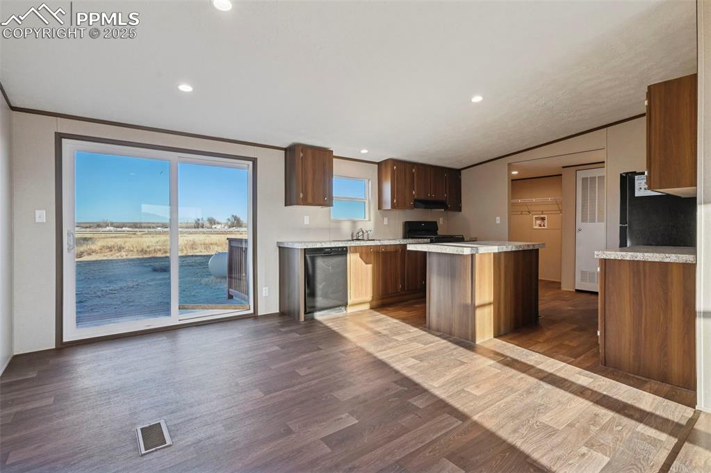 Image 2 of 23: Kitchen