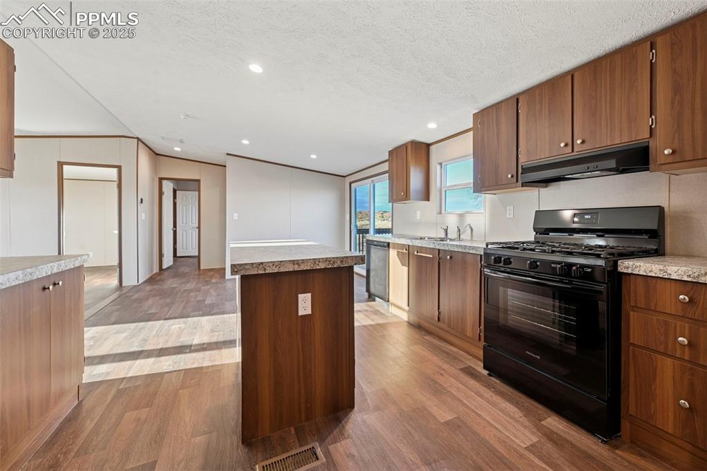 Image 3 of 23: Kitchen