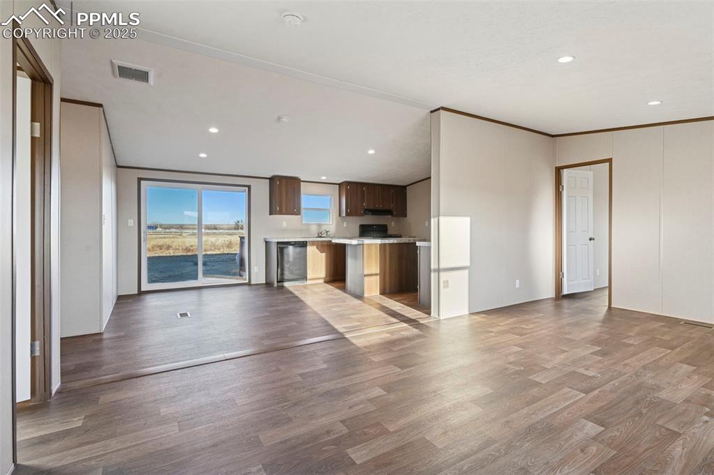 Image 5 of 23: Living Room