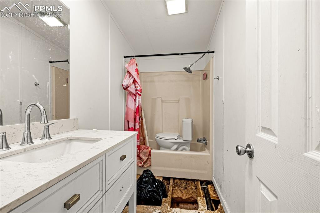 Image 10 of 16: Bathroom