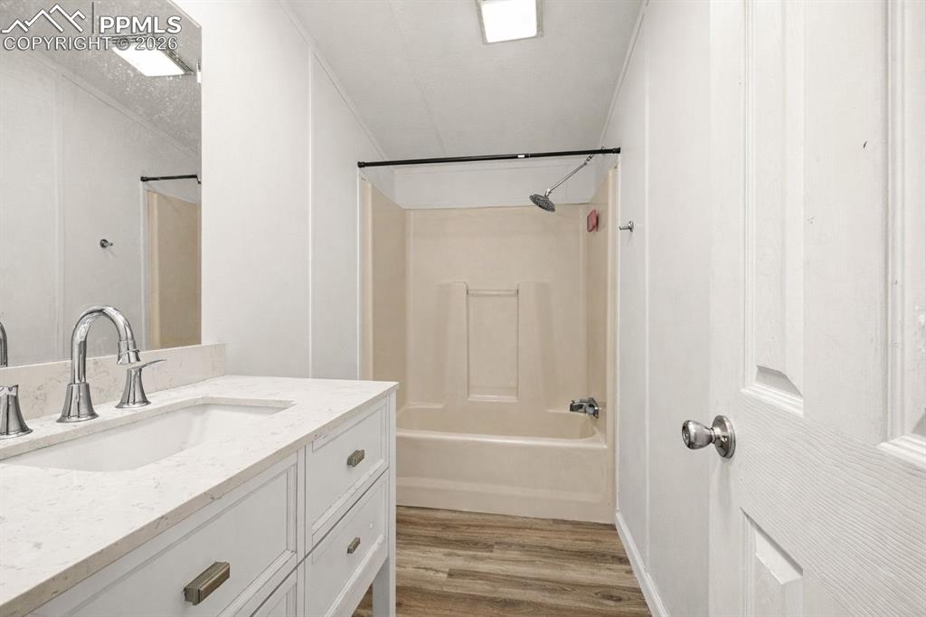 Image 18 of 22: Bathroom