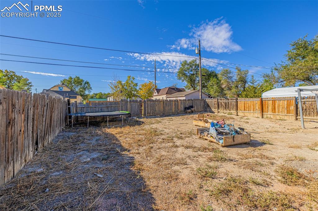 Image 19 of 22: Yard