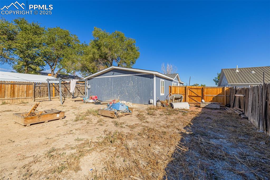 Image 20 of 22: Back of Structure