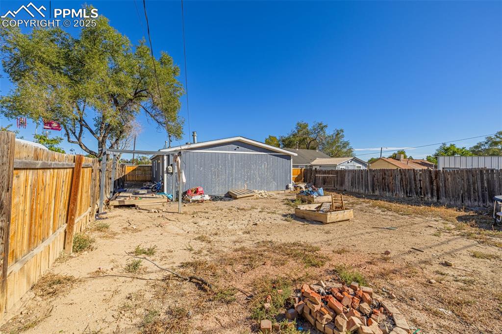 Image 21 of 22: Yard