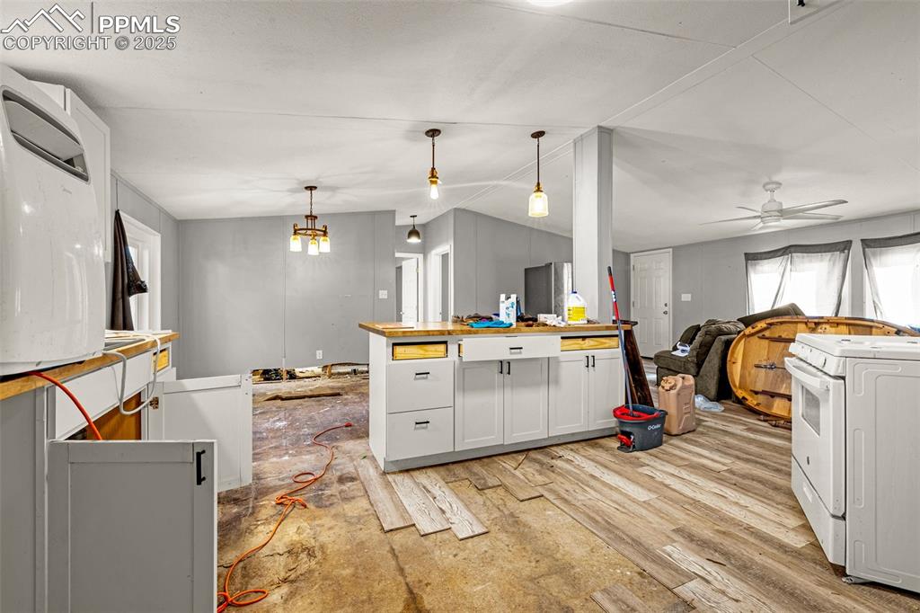 Image 4 of 16: Kitchen