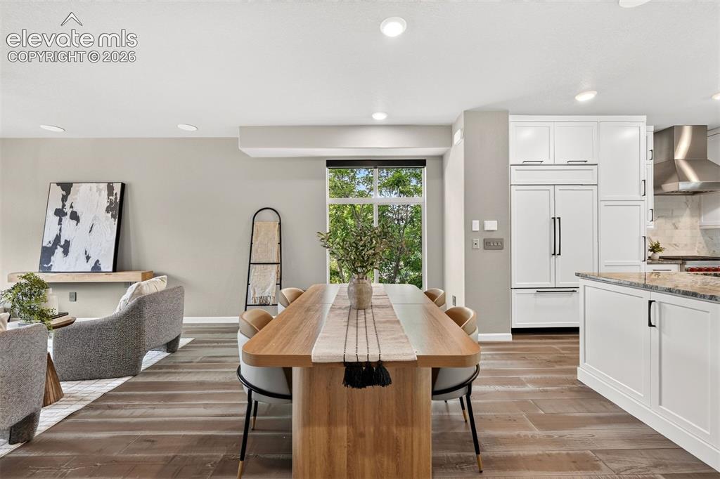Image 21 of 50: Dining Area
