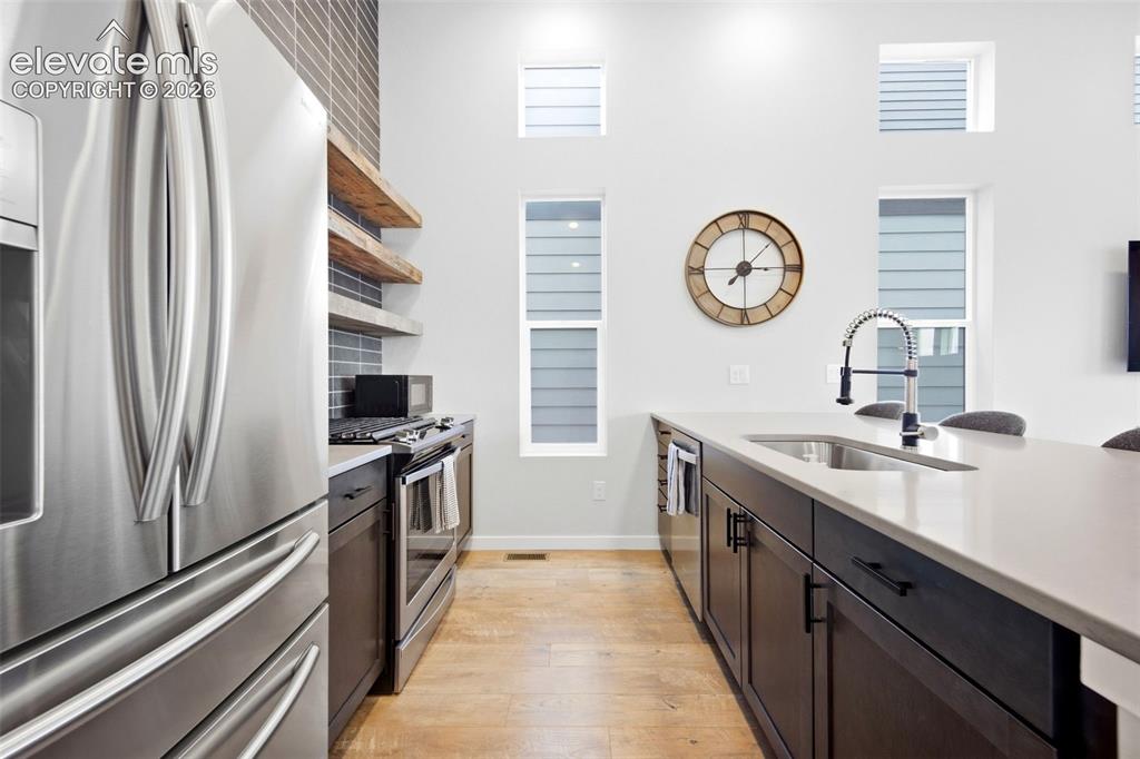 Image 18 of 42: Kitchen