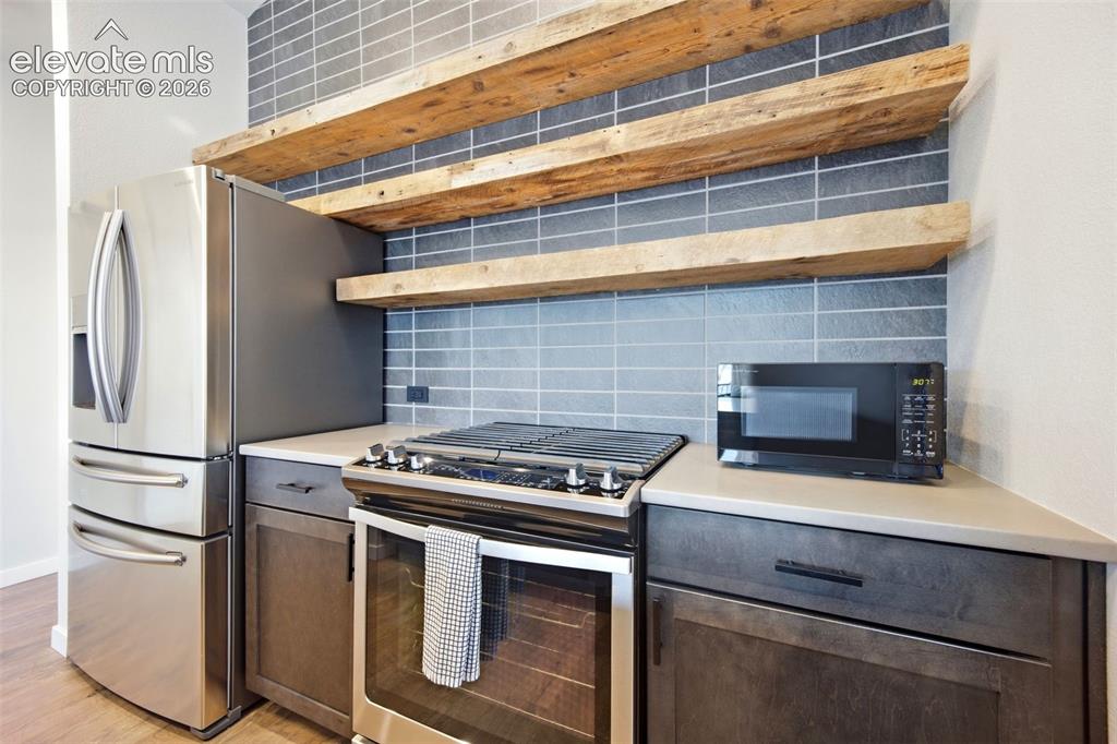 Image 19 of 42: Kitchen