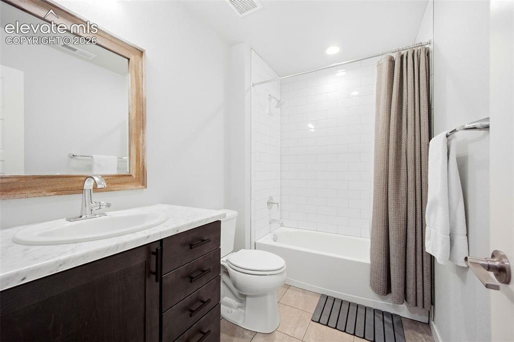 Image 36 of 42: Bathroom
