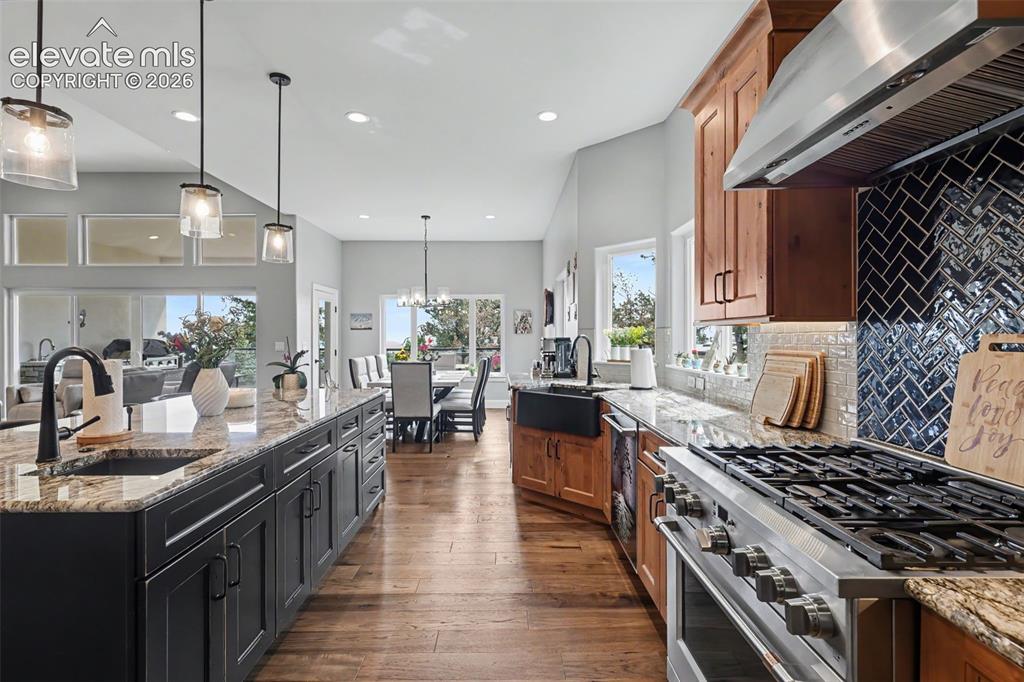 Image 14 of 48: Kitchen