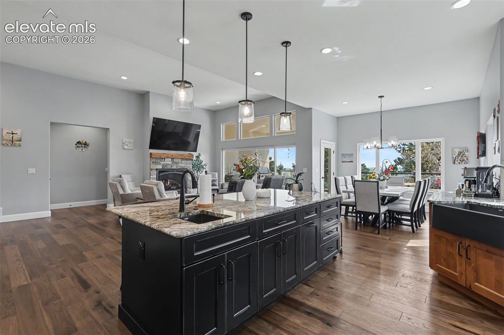 Image 15 of 48: Kitchen