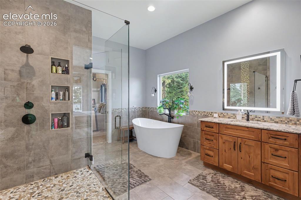 Image 19 of 48: Bathroom