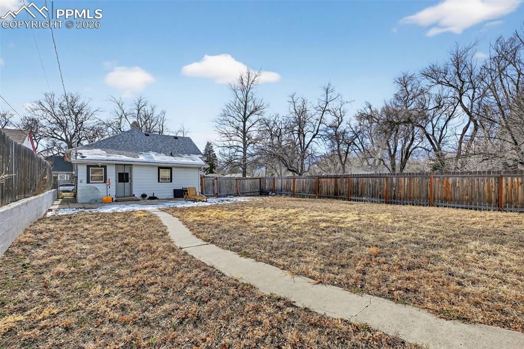 Image 19 of 34: Huge, private back yard