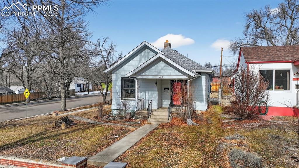 Image 2 of 34: Large corner lot