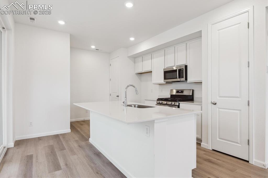 Image 6 of 20: Kitchen