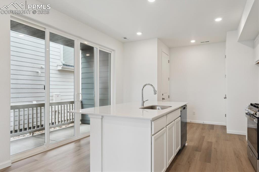 Image 7 of 20: Kitchen