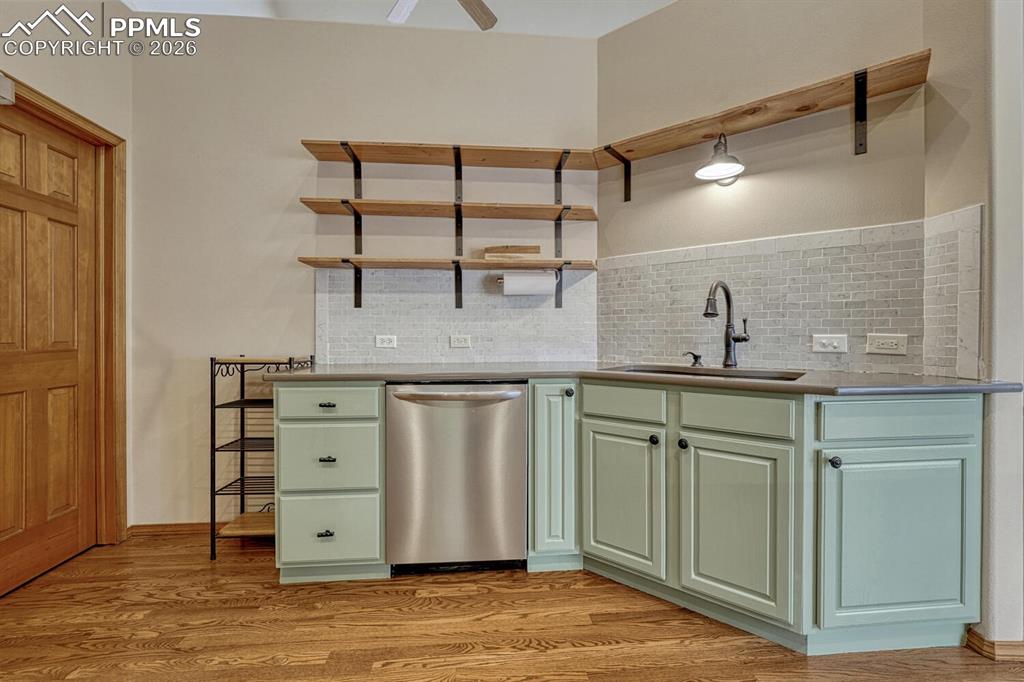 Image 19 of 50: Kitchen