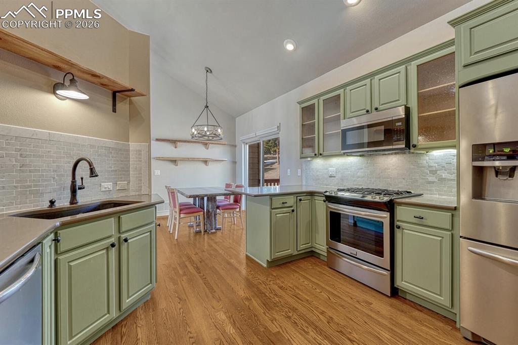 Image 20 of 50: Kitchen