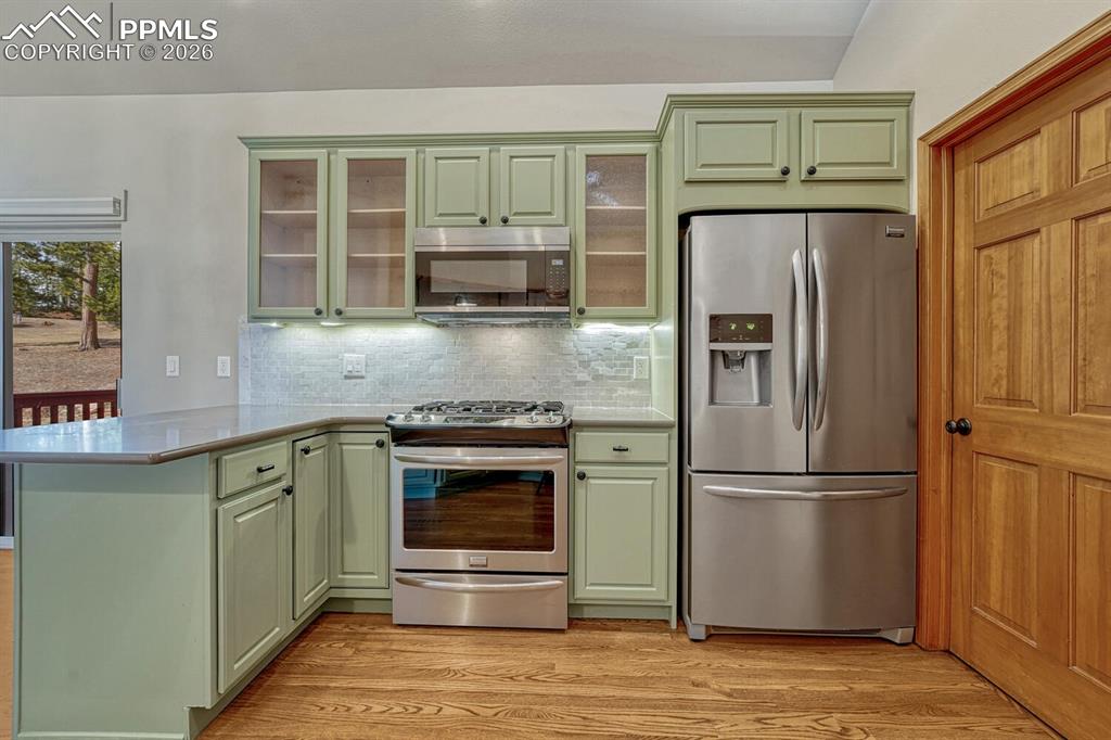 Image 21 of 50: Kitchen