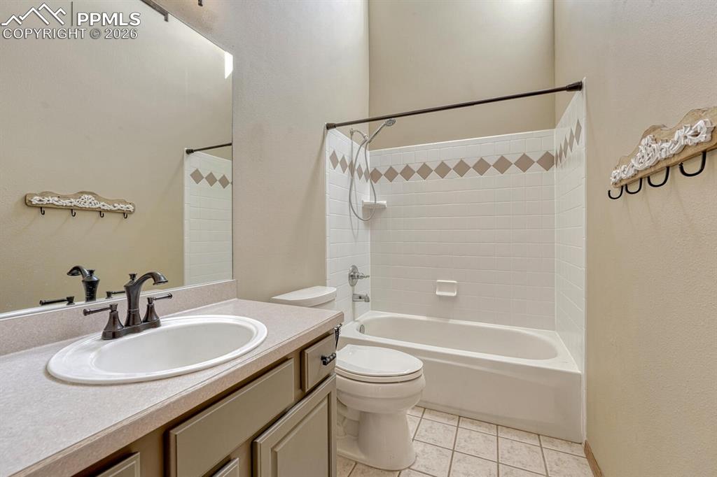 Image 25 of 50: Bathroom