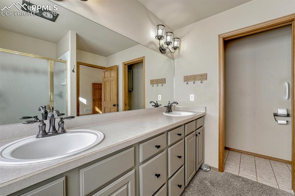 Image 30 of 50: Bathroom