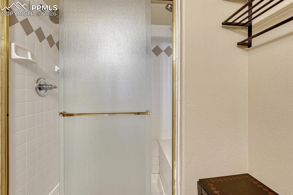 Image 35 of 50: Bathroom