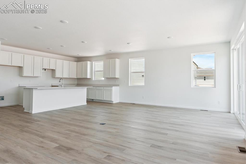 Image 11 of 20: Kitchen