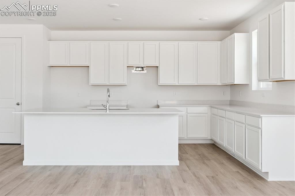 Image 13 of 20: Kitchen