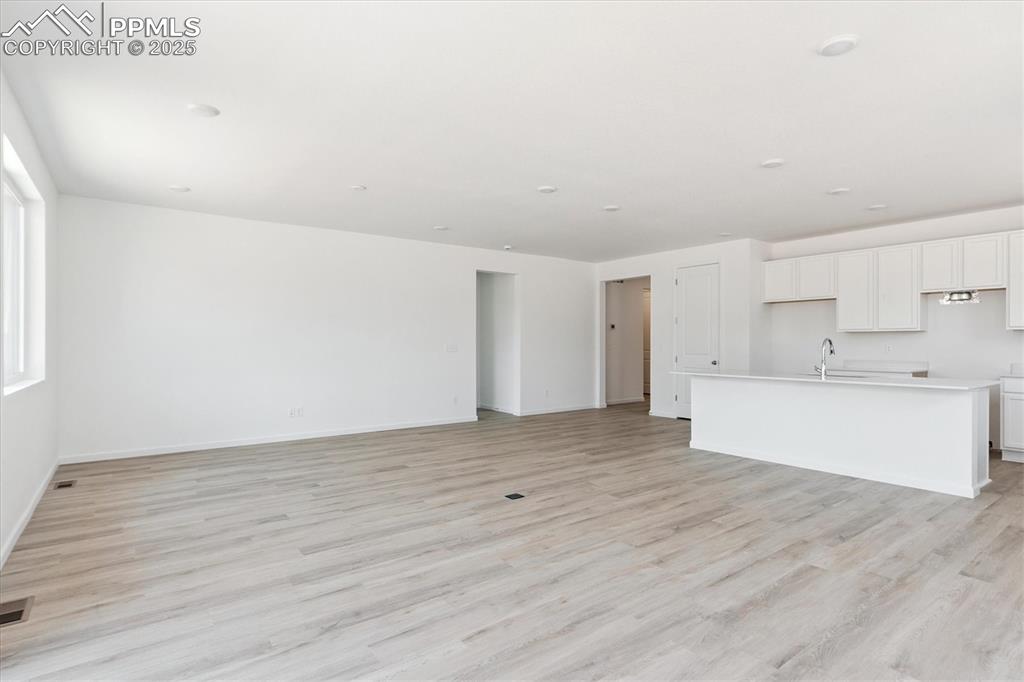 Image 14 of 20: Living Room
