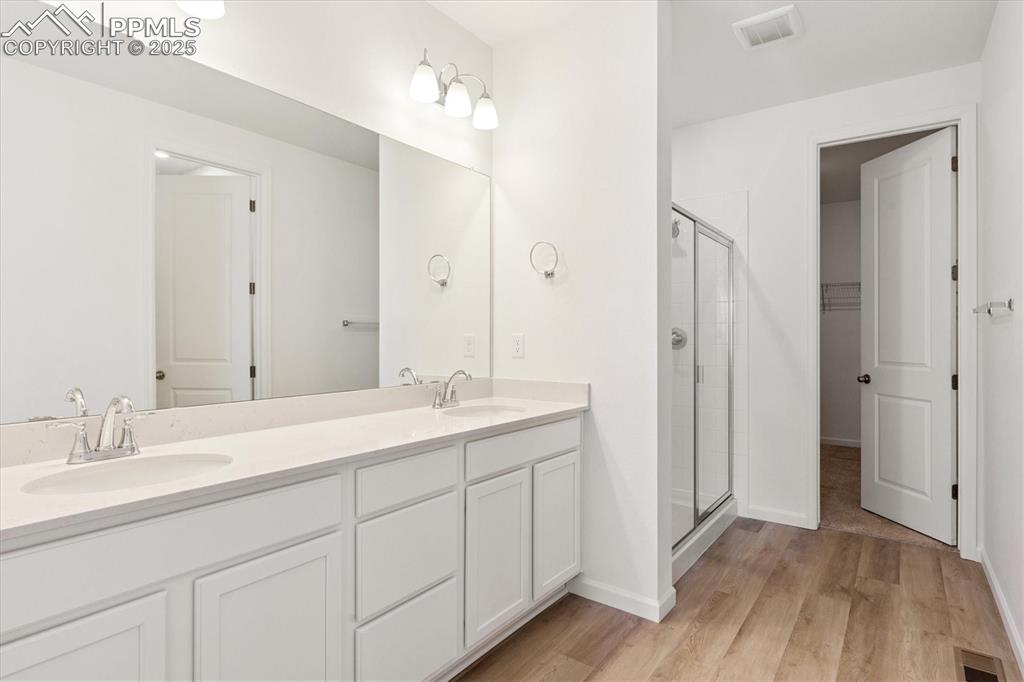 Image 16 of 20: Bathroom
